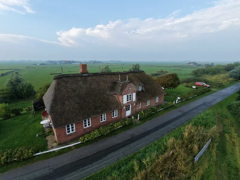 Blick auf Haus Westerschütting in der grünen Insellandschaft Pellworms