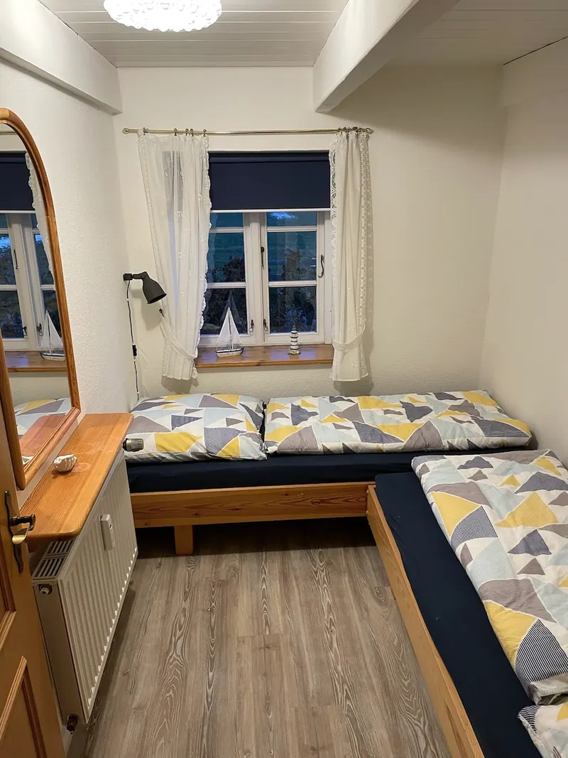 Schlafzimmer mit zwei Einzelbetten
